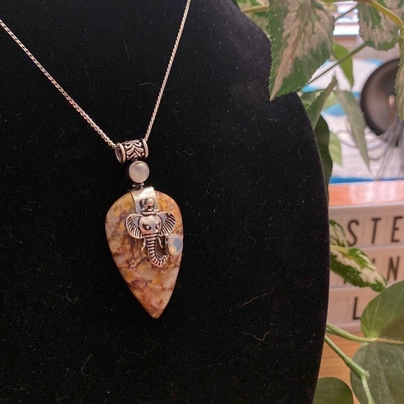 🐘🐘 New Elephant In Natural stones; Coconut jasper & opalite Pendent - Picture 6 of 10